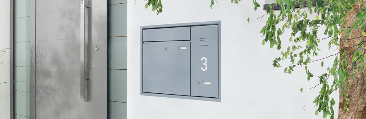 Eine Brieffachanlage neben einer Haustüre