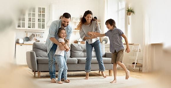 Familie im Wohnzimmer